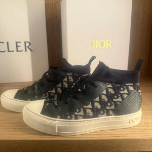 Walk'n'Dior sneakers i blått mönster -  Så snygga Walk'n'Dior sneakers i deep blue med Dior Oblique-mönster. Köpta i London för 3 månaders sen för 10700kr. Skorna är nästa helt i nyskick och har fåtal tecken på användning förutom undersidan som är lite missfärgad (se sista bild) men det ser man inte när dem är på. Kommer med Lådan, Dustbagen och extra skosnören som kom med köpet. Älskar dessa skor jättemycket så kommer inte sälja för lite.