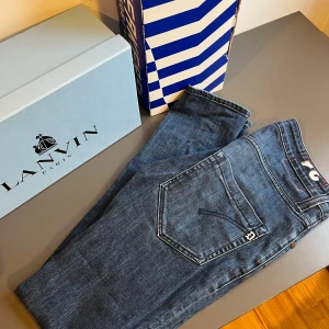 Dondup Jeans - Snygga blå jeansbyxor från Dondup tillverkade i Italien, skick 10/10. Klassisk femficksmodell i modell music och passar mellan 180-170 cm och 70-60 kg. Jeansen är i storlek 31  samt diskreta kontrastsömmar. Perfekta för en stilren vardagslook😇😇😇