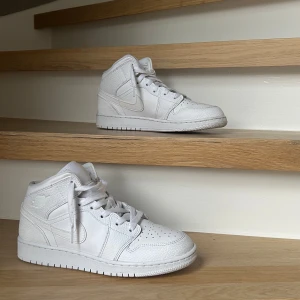 Jordan 1 mid, triple white - Helt nytt skick, bara använda 2-3 gånger.
