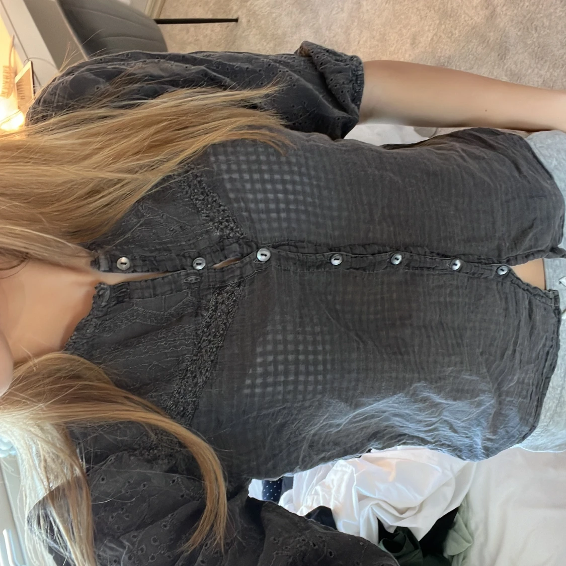 Mörkgrå blus med spetsdetaljer från Odd Molly - 1