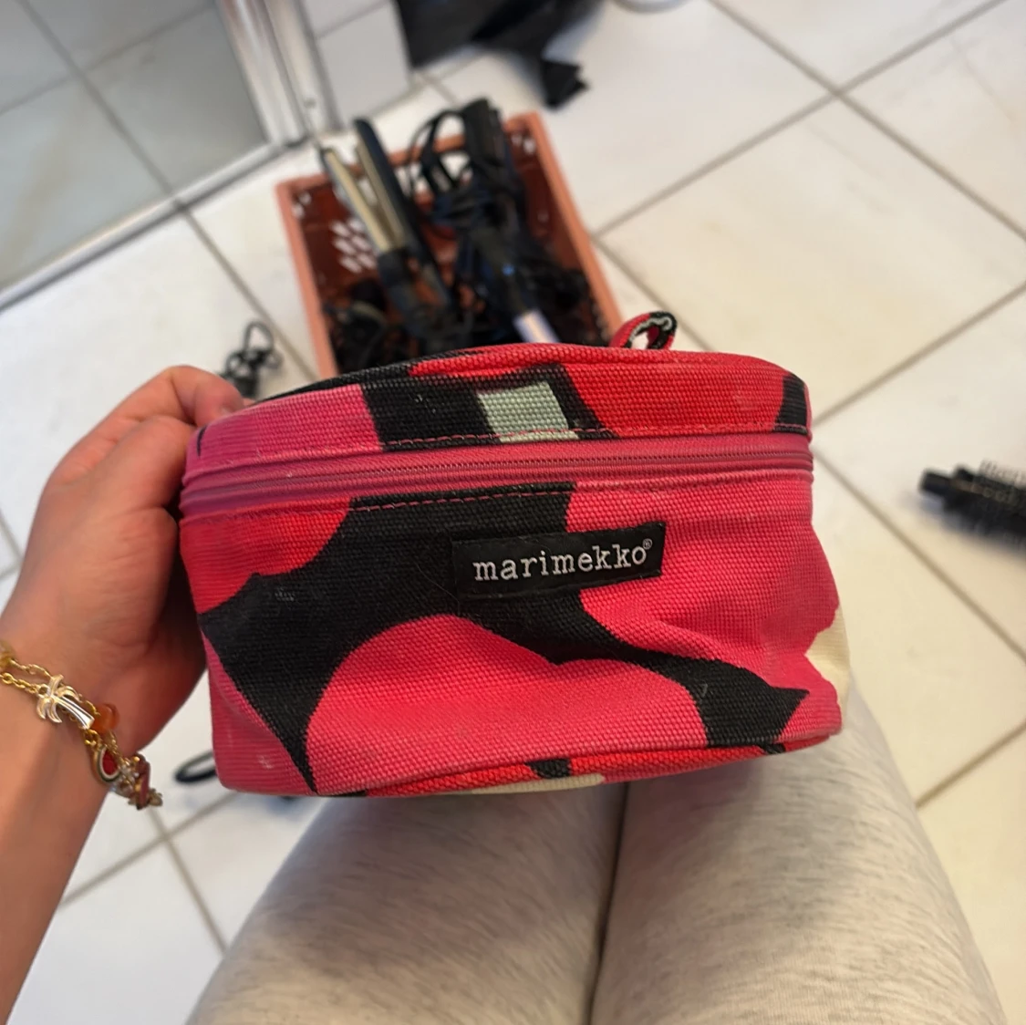 Rosa och svart necessär från Marimekko