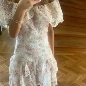 Vit spetsklänning med volang - SÖKER denna klänning!! Snälla hör av er om ni har denna i storlek XS alternativt S 💕💕💕