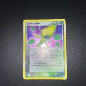Dark Celebi 4/101 Pokémonkort - Säljer ett holografiskt Pokémonkort med Dark Celebi. Kortet har 70 HP och attacker som Dark Provide och Leaf Poison. Framsidan har en färgglad, glansig yta och baksidan är klassiskt blå med Pokéball. - Skriv vid intresse 