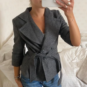 Grå/silvrig kappa - Superfin grå kappa med silvriga ränder! Så så söt🪩🪩🪩