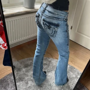 True Religion jeans - Super snygga bootcut och lågmidjade jeans från True Religion. Fint skick bortsätt slitningarna vid hälarna. Skriv priv vid frågor eller mått😊