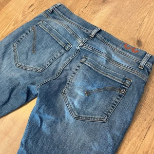 Dondup jeans - Säljer ett par feta dondup jeans. De är i toppskick och har inga sorters av defekter! De är i storlek w32 men passar mig perfekt som har w30. Jeansen är i helt nytt skick!!!! Hör bara av er vid frågor!🙏🙏