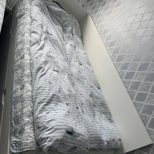 Säng - Den är jätte bra säng och madrasen