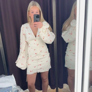 Adoore klänning - Helt ny med prislapp, köpt 15 april. Endast testad