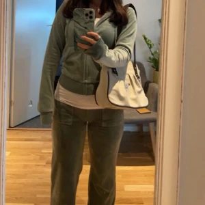 Juicy Couture Set Byxor & Kofta - Säljer mitt Juicy Couture Set i färgen Chinois Green båda i storlek xs, köpt för totalt 2500kr ☺️🫶🏼Varken byxorna eller koftan har några skador, skriv för fler frågor! 🩷