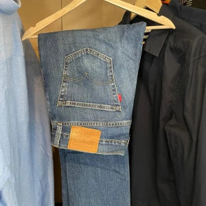 Levi's 511 jeans blå - Säljer ett par klassiska blå Levi's 511 jeans med normal passform. Perfekta till vardags och funkar året runt.