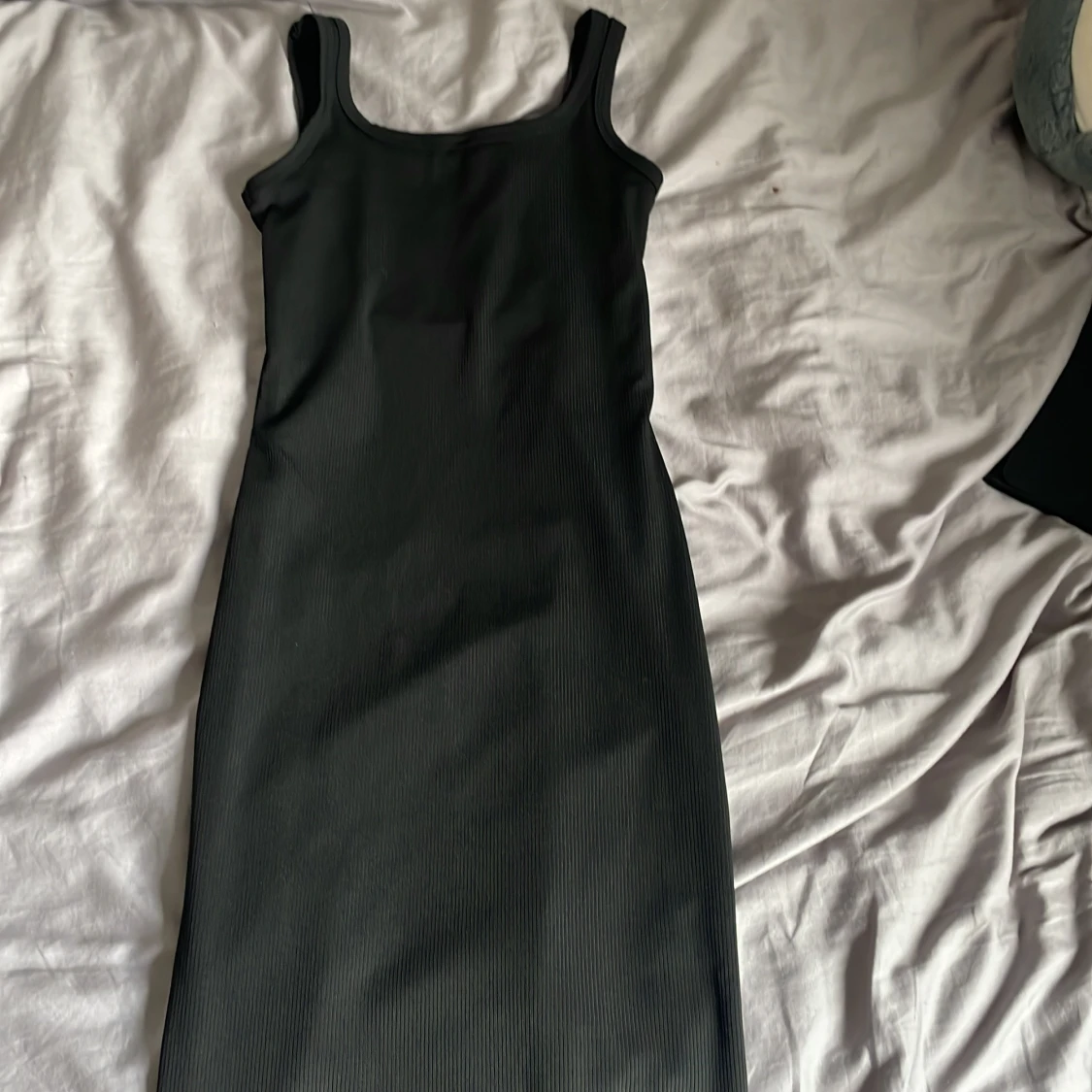 Svart ribbad klänning - 2