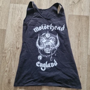 Linne - Några sömmar har släppt på några ställen men annars i använt men bra skick.