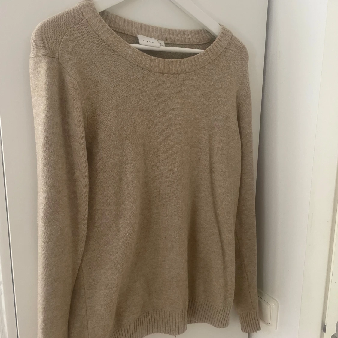 Beige stickad tröja från VILA