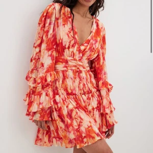 SÖKER Färgstark omlottklänning med volang - SÖKER denna klänning från NA-KD, hör av dig om du säljer eller kan tänka dig att sälja!💞