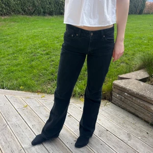 Svarta Lågmidjade jeans från Levis - Lågmidjade jeans från Levis💕storlek 27