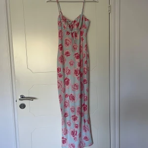 Satin klänning - Satin klänning utan stretch från Gina tricot, finns inte kvar i sortimentet. Justerbar vid ärmarna med snören framtill. I helt nytt skick.
