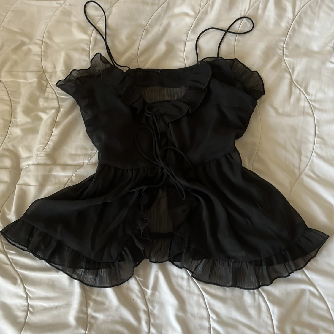 Svart volangtopp med knytband