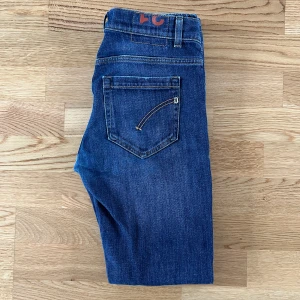 Dondup George - Tja. Dondup George Jeans i formen Slim fit. Jeansen kommer med ett skönt tyg mot bena och en fin blå färg. Storleken är 31w 31l som kommer passa folk runt 170-175. Finns ett litet hål som är ihopsydd (se bild 3) men inget man ser när man har på sig dom. Priset är redan pruttat och klar ✅ 