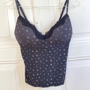 Fits everybody Push up cami SKIMS - Säljer detta superfina linne från Skims 🌺 ej använt och prislapp kvar, säljer då den tyvärr satt lite för stort på mig. Tajt & stretchig passform med vadderade kupor. Ordinare pris 794 kr, slutsåld på deras hemsida. Hör av dig om du har några frågor:)