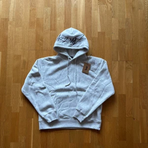 Stüssy hoodie - Säljer den feta Stüssy hoodien med ett snyggt tryck på luvan! Passar perfekt för dig som vill gå runt med stil på kyligare dagar nu under sommarn! Fint skick, dvs inga defekter. (OBS: den är en oversize storlek så den sitter lite lösare än en standard passform). OG tags medföljer. Och så är det bara att höra av sig vid minsta fundering ☺️