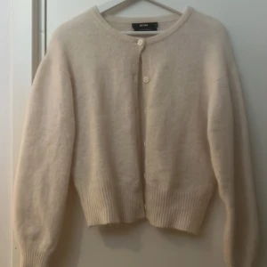 Beige stickad kofta  - Stickad beige kofta från bikbok. Endast andvänd ett fåtal gånger 