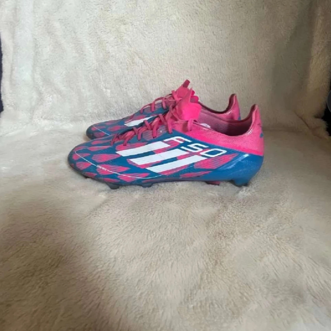 Adidas F50 fotbollsskor i blått och rosa