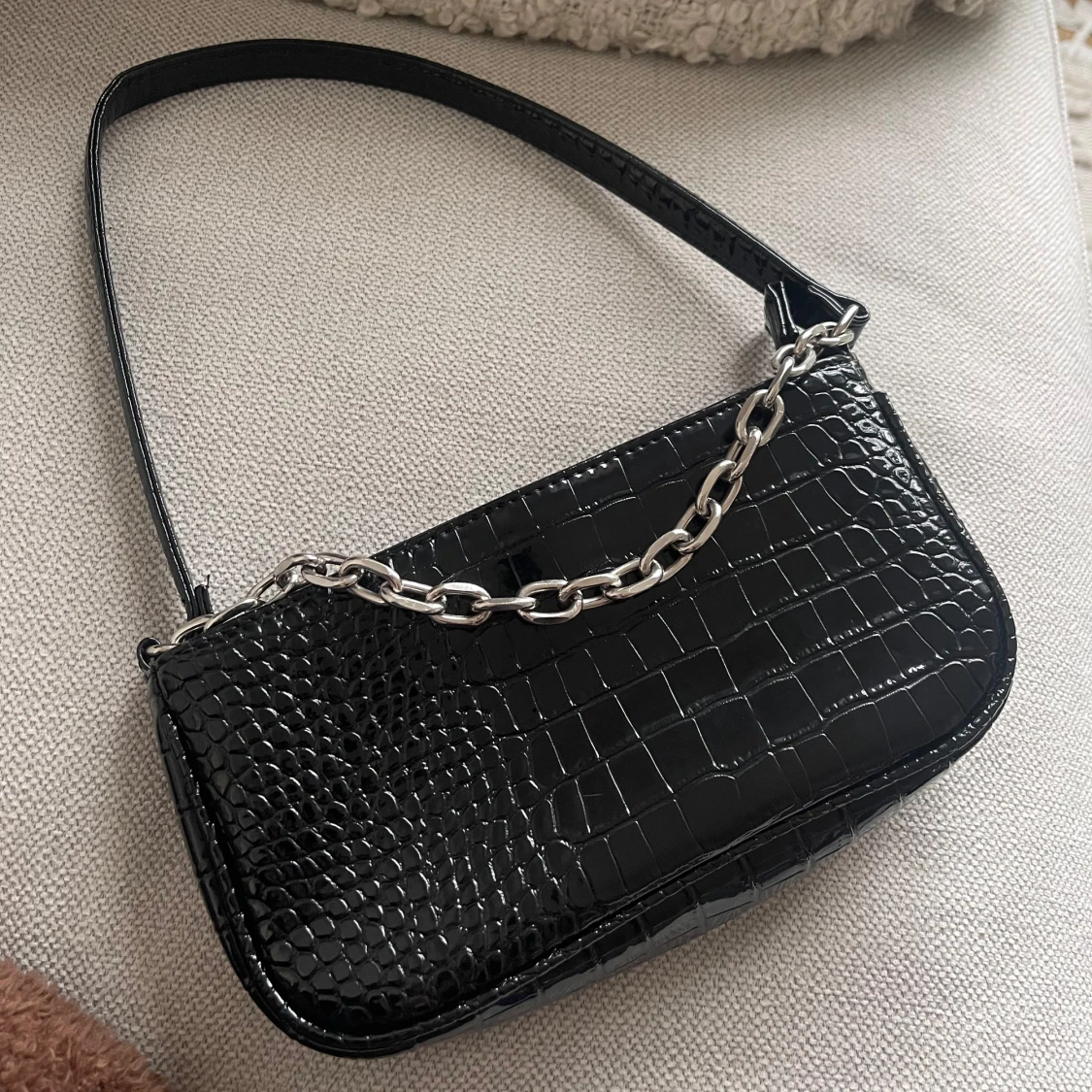 Svart axelväska med kedjedetalj