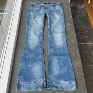Lågmidjade jeans  - Så snygga lågmidjade jeans som tyvärr inte passar mig och har därför ingen bild på!                                       Midjemått tvärsöver: 43cm Midjehöjden: 19cm Inerbens längden: 85cm💕