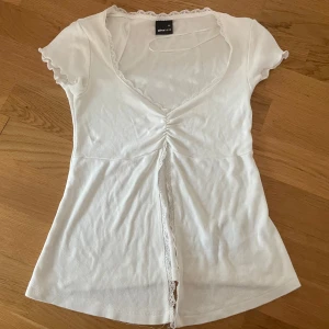 Topp  - Säljer min vita topp från Gina tricot. Den är bara använd nån gång och har inga defekter. Priset går att diskutera. 