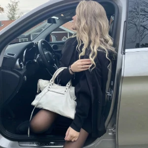 Vit handväska - Säljer en stilren vit handväska med silverfärgade detaljer och dragkedja framtill. Väskan har två handtag. Tryck på KÖP NU så postar jag så snabbt som möjligt!! 🩷🩷