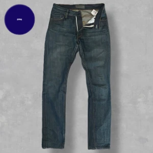 Acne Studios Jeans  - Säljer nu dessa grymt snygga jeansen från Acne Studios! Jeansen är i ett bra skick, men guldknappen är utbytt. Sitter tajt i midjan! | Nypris: 3600. | (Slim/Straight fit) . | Mått: Ytterbenslängd: 105 cm, Innerbenslängd: 81 cm, Midja: 37 cm. | Skriv vid funderingar! ÅTERPUBLICERING, INTE MINA BILDER!