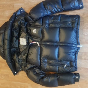 Svart Moncler Montbeliard  - Säljer en svart Moncler Montbeliard pufferjacka den är äkta jag har inte kvitto för att jag köpte den från plick.