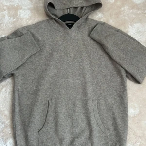 Merinoull hoodie - Mysig merinoulls tröja som är perfekt nu till våren. Kan tänka mig gå ner i pris vid snabbaffär‼️🤗 