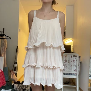 Eftertraktad volangklänning H&M - Finaste volangklänningen från H&m🥰🌸💕💕💕 Den är ljusrosa/beige plisserad🩷🤗