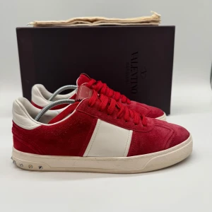 VALENTINO FLYCREW SNEAKERS  - Valentino flycrews - Skick: 9,8/10, alla nitar är kvar - Tillbehör: Dustbag & Box - Storlek 41 sitter som 42 - Nypris ca 8000 - Går ej att få tag på nya - deluxecloset