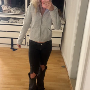 Grå kofta - Säljer en jätte mysig kofta med tryck på bröstet jätte fin