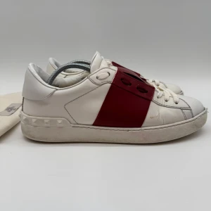 VALENTINO OPEN SNEAKERS - Valentino open sneakers - Skick: 8/10 - Storlek 40 sitter som 41 - Tillbehör: Dustbag - Nypris 7700kr - deluxecloset 