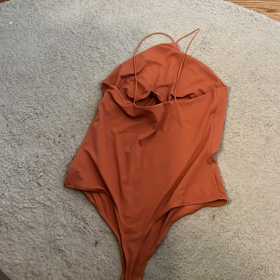 Rostfärgad baddräkt med smala axelband - 1