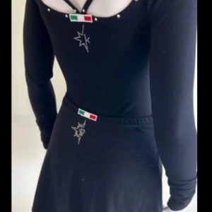 Svart Karisma Tröja - Svart långärmad träningströja från Karisma med dekorationer längs urringningen och ett broderat stjärnmotiv framtill. Tajt i passform så passar XS, nypris 1300kr, säljs för 500kr💞 används skötsamt bara några kristaller har ramlat💞 Perfekt för konståkare!