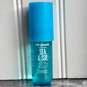 Cheirosa Sea & Sol Bodymist från Sol de Janeiro - En fantastisk fräsch och muskig bodymist från Sol de Janeiro som är perfekt för sommaren! Den doftar av saftiga citrusfrukter och havsmysk med inslag av rosa peppar och viol. 90 ml, knappt använd vilket syns på bilden. Detta var en limited edition som inte går att köpa längre. Enligt många den bästa doften från Sol de Janeiro 💙