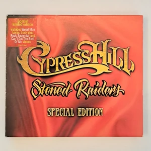 Cypress Hill - Stoned Raiders Special Edition - Säljer albumet 'Stoned Raiders' av Cypress Hill. CD:n är limited edition och innehåller bonusspår samt musikvideor. Skivan och skalet är i fin kondition med små skador på omslaget.