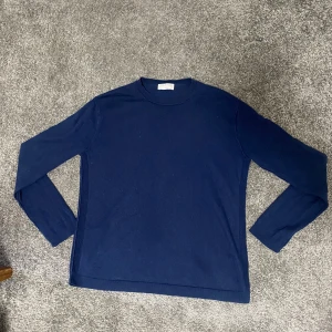 Tiger of Sweden marinblå tröja - Säljer en skön, stilren och unik tröja från Tiger of Sweden som passar perfekt till en väst. Nypris på denna är ca 1499kr, mitt pris 299kr. Bara att skriva vid minsta lilla fråga, storleken är S😁
