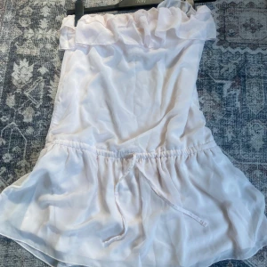 Ljusrosa volang klänning  - Supersöt ljusrosa off shulder klänning från Vila Kort i modellen (dom tre sista bilderna är lånade) storlek S❣️