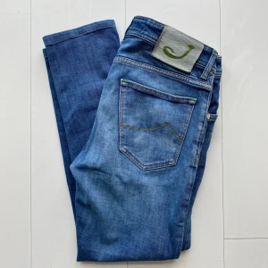 Jacob cohen jeans - Tja! Säljer nu dessa schyssta Jacob cohen jeansen! Storlek w32! Jeansen är i grymt bra skick och sparsamt använda! Nypris 5500kr!Skriv vid frågor och bilder! Vid snabbaffär bättre pris! 