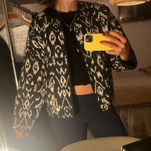 Svartvit mönstrad jacka - Säljer en svartvit jacka med unikt och snyggt mönster!!!🙌🏼passar perfekt nu till våren och sommaren