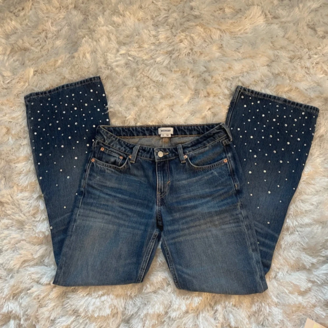 Mörkblå jeans med pärldetaljer