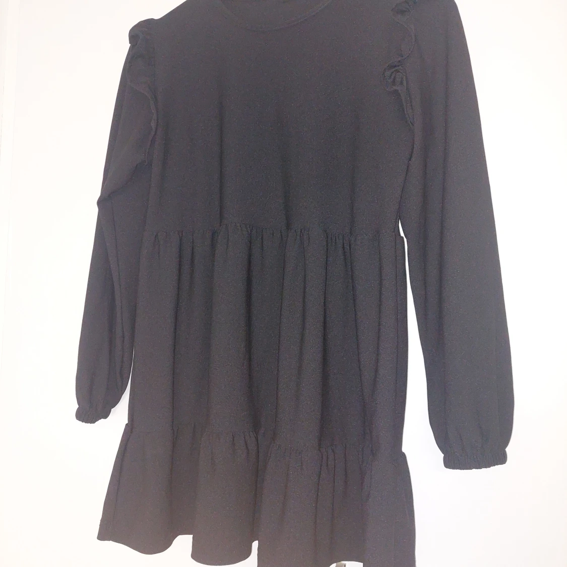 Svart långärmad klänning med volang - 3