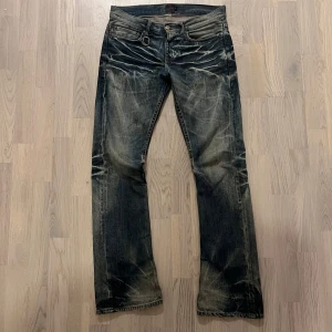 Jack Rose Japanese Denim - Sitter bra,  är 190 för referens. Jeansen är lite bootcut vilket gör att dom passar bättre med skor. Kom dm för mått eller andra frågor. Samma jeans i en mycket sämre storlek (w34) sålde för 350$ på Grailed. Kan tänka mig och trade eller sälja, kom med förslag!