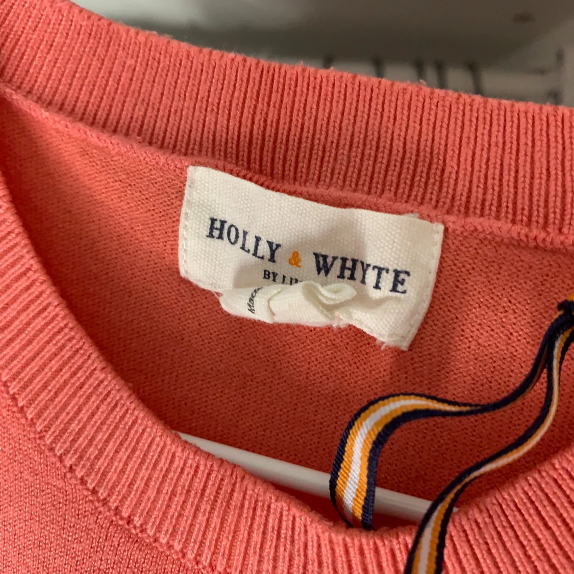 Korallfärgad stickad väst från Holly & Whyte - 1