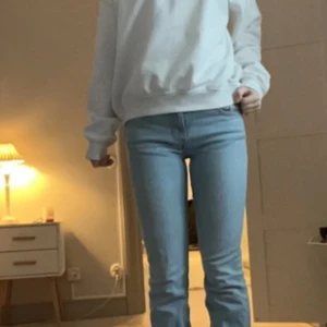 Ljusblå bootcut jeans - Säljer ett par ljusblå low waist bootcut jeans, skriv om du har några frågor💕köptes för 400kr och är bara använda runt 1-2 gånger☺️